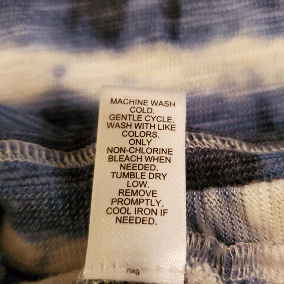 Cato Active Women's Size Large pull over short sleeve tye dyed blue & white top - Picture 5 of 6